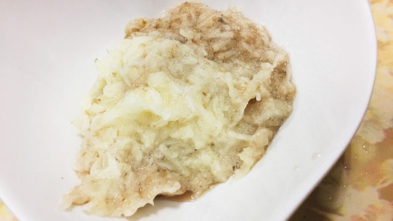 日式鬆軟豬肉排,將馬鈴薯連皮一起磨成泥狀,但其中還是有絲狀的馬鈴薯喔!(泥狀帶絲的馬鈴薯可以讓口感豐富,再這道菜中有畫龍點睛的效果哦!)