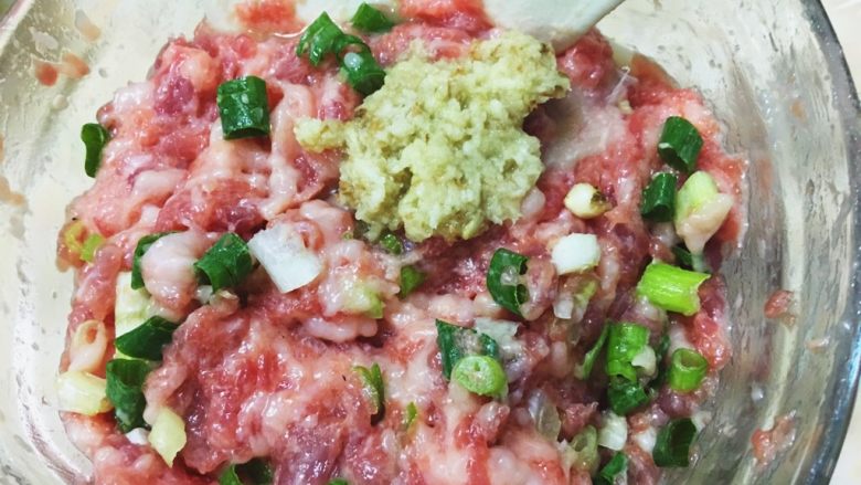 日式鬆軟豬肉排,加入薑泥(需磨成還有微粗粒狀)拌勻(因絞肉是較綿密的,粗顆粒的薑泥,可以避免膩的口感)