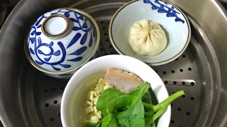 完美秋葵星星⭐蒸蛋(零失手新手必看),盖上盖,或者蒙上保鲜膜,上锅蒸。我一般会把早餐一起蒸,比较节约时间。