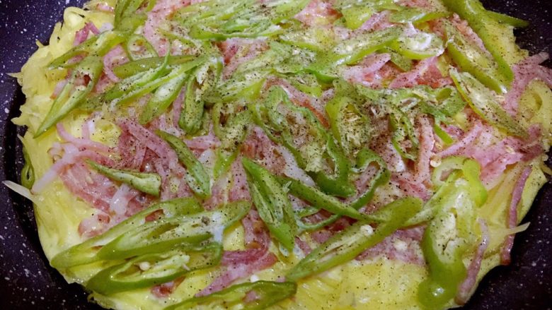 土豆培根鸡蛋饼,看到蛋液凝固,青椒和培根颜色变深
蛋饼就熟了,撒少许<a style='color:red;display:inline-block;' href='/shicai/ 134333'>黑胡椒</a>即可关火出锅