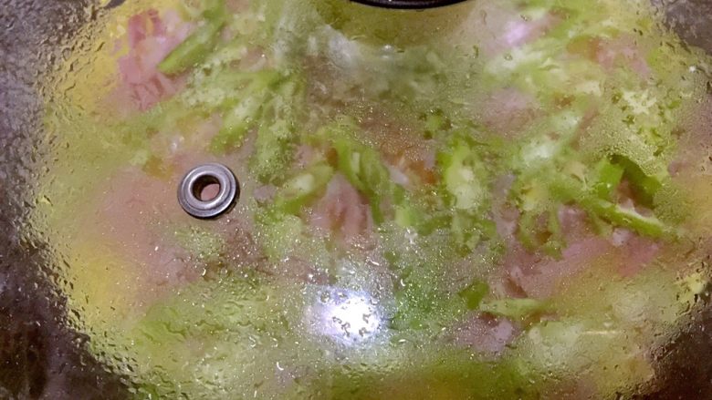 土豆培根鸡蛋饼,盖上锅盖,中小火焖几分钟