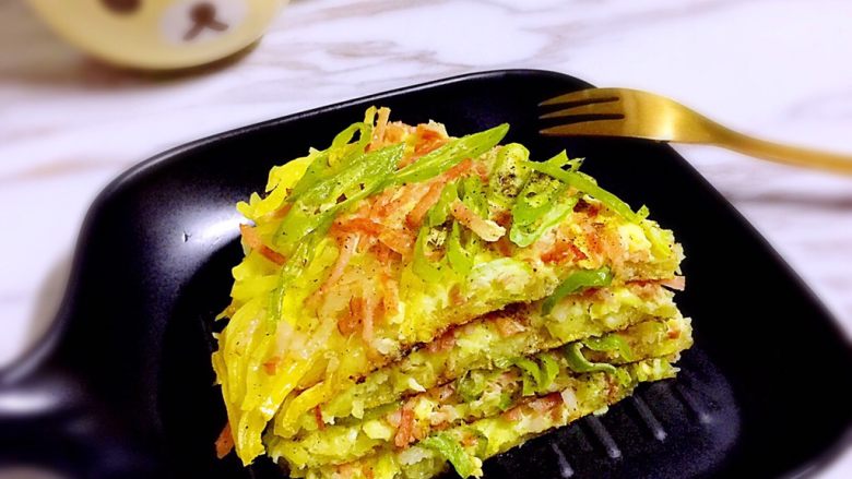 土豆培根鸡蛋饼,切块装盘即可享用
成品:微辣,咸香可口
当早点,搭配一杯牛奶,好吃又营养