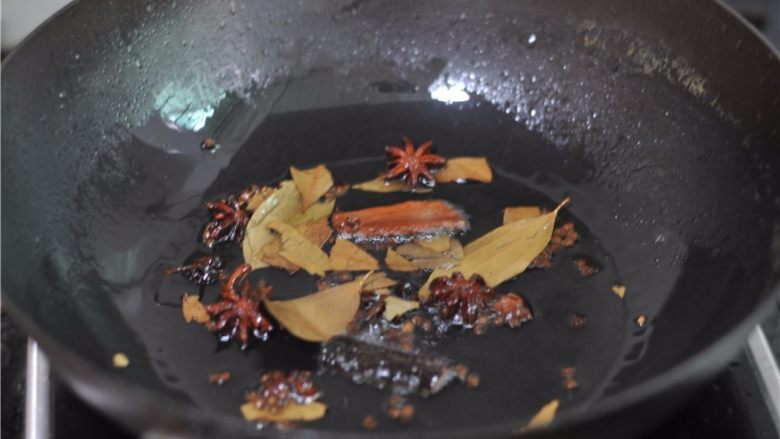 鲜香扑鼻的麻辣香锅,
油锅烧热,将香料倒进去爆香,捞出来丢弃不用