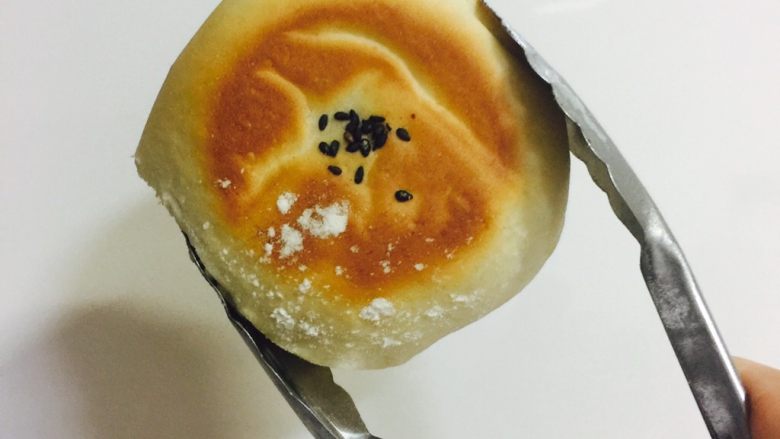 日式红豆包,迫不及待夹起来一个,(我烤之前手一抖撒了点面哈哈哈)