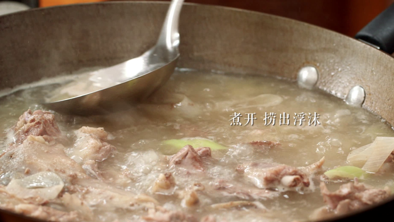 夏日养生菜——珍菌老鸭煲,将鸭肉放入水中,煮开,捞出浮沫