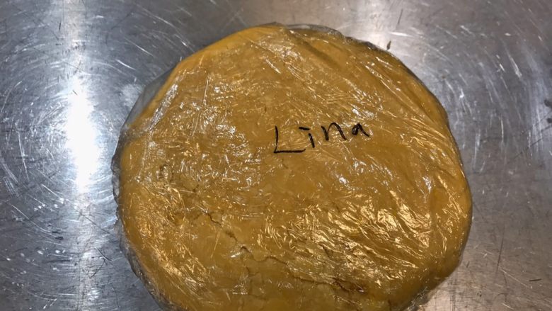 法式水果挞 Fruit Flan,混合揉成面团,千万不能多揉,等到面粉能全部黏在一起形成面团即可,不然就会生筋,就不酥啦!用保鲜膜包好,放冰箱rest20-30分钟。让面团rest的目的是让其中的gluten放松,也是酥皮会酥脆的一个很重要的步骤