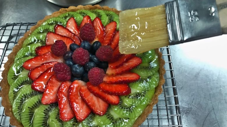 法式水果挞 Fruit Flan,刷上薄薄的一层,看起来亮亮的比较吸引。注意每片水果都要覆盖到。