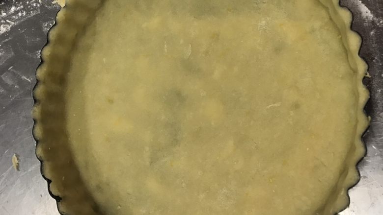 法式水果挞 Fruit Flan,注意模具的角落一定要摁进去,所有面团都要贴近模具里,边边保持一致厚度