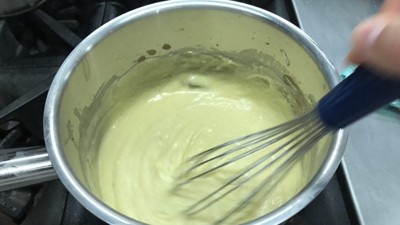 法式水果挞 Fruit Flan,煮了1、2分钟之后可以明显看到变稠,记住要不停搅拌,而且蛋抽要把锅边缘角落地方的面糊都搅拌均匀。