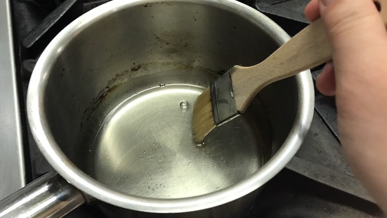 法式水果挞 Fruit Flan,果胶溶液准备好,要热着用