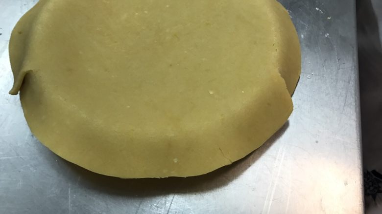 法式水果挞 Fruit Flan,慢慢把挞皮摁进模具里