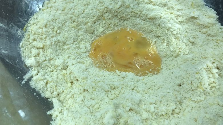 法式水果挞 Fruit Flan,面粉中挖一个小洞,倒入蛋液