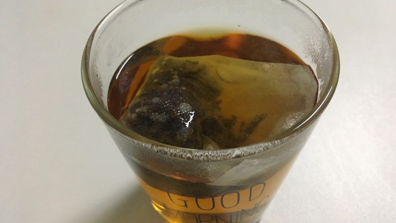 小调的早餐--第二话,重新加入一杯热水,泡30秒取出茶包,把茶水晾凉