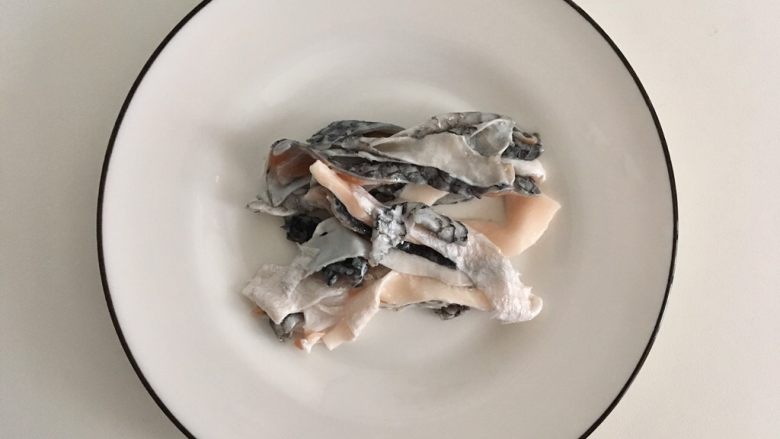 小调的早餐--第二话,忘了提醒不去皮了,所以只好把鱼皮剪条放刚才的锅里煎熟油一定要少(这是一项危险活动,新手不建议做,鱼皮特别特别容易嘣,但是相当好吃)
