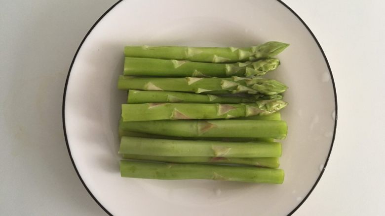小调的早餐--第二话,锅里放少量水烧开,<a style='color:red;display:inline-block;' href='/shicai/ 122'>芦笋</a>洗净切段
