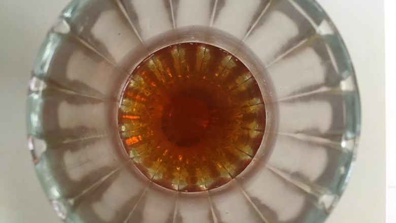 小调的早餐--第二话,杯子倒上半杯温热的红茶,加适量<a style='color:red;display:inline-block;' href='/shicai/ 865'>蜂蜜</a>调匀