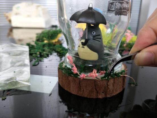 雪糕瓶子不要扔!梦幻水晶球你值得拥有!,在木桩多出的边缘上涂满热熔胶,将材料包中多余的材料粘上去,将边缘填满。