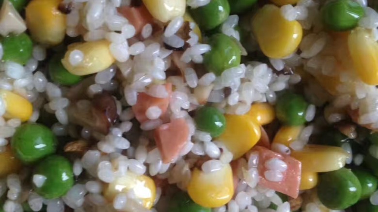 腊香糯米蛋,把所有食材调好味儿拌均匀