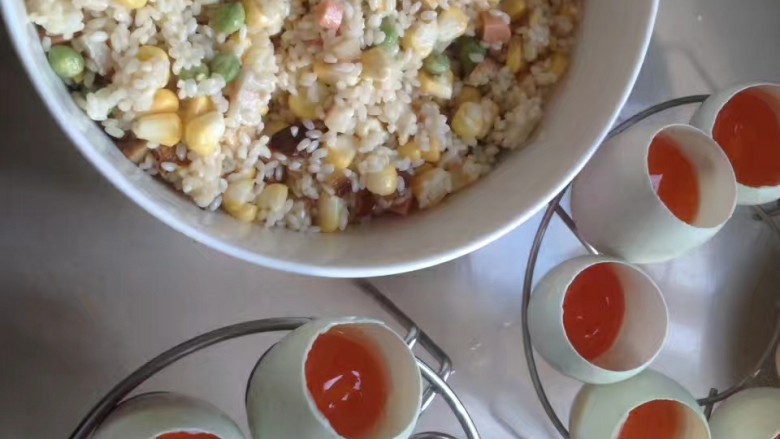 腊香糯米蛋,把提前腌制好的盐蛋小心开盖，去掉蛋清，留用蛋黄