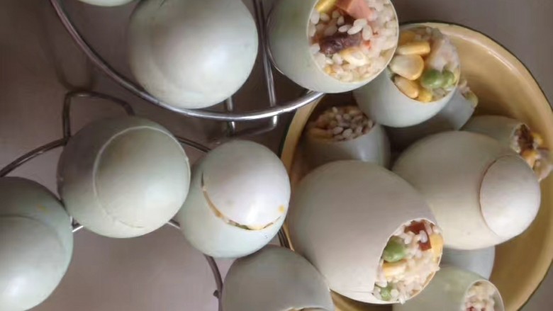 腊香糯米蛋,把腌好的糯米饭塞满整个蛋壳里，盖子盖好