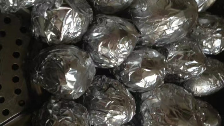 腊香糯米蛋,一个个用锡箔纸裹好上锅蒸2小时