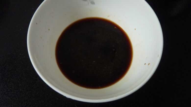 酸辣包菜炒粉丝,辅料混合待用