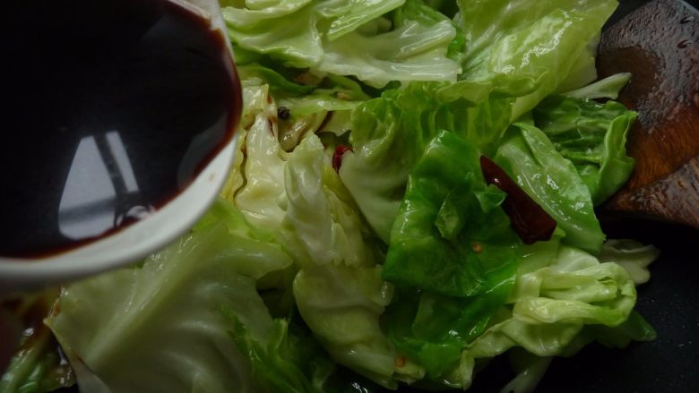 酸辣包菜炒粉丝,倒入混合好的调味料,大火炒均匀