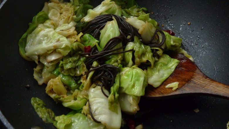 酸辣包菜炒粉丝,
所有材料炒透后,关火