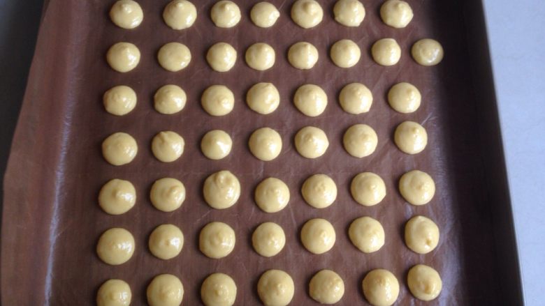 蛋元饼,挤在铺了油布的烤盘上,大概50个
