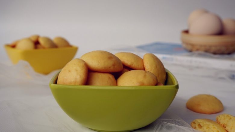 蛋元饼,未食用的饼干放入密封盒保存