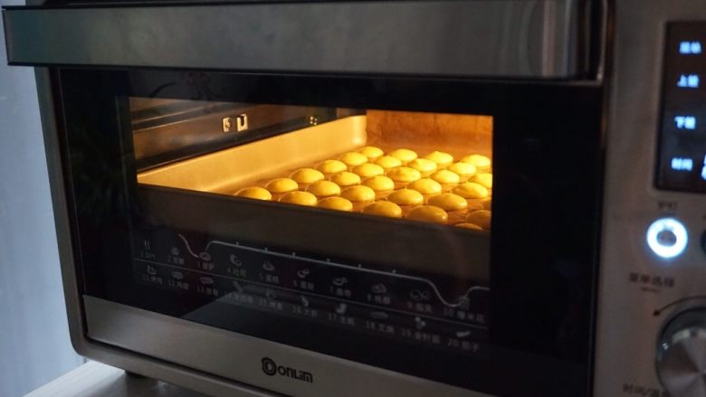 蛋元饼,放入已经预约好160度的烤箱,烘烤15分钟左右