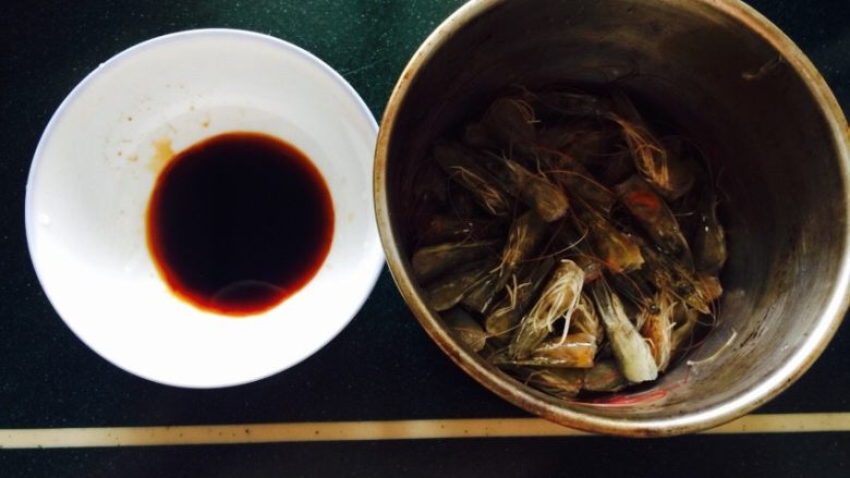 回味无穷虾,调味料做好放置一边,虾头用少许料酒腌下,可放可不放(去腥)