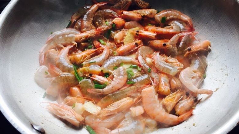 回味无穷虾,撮取少许的葱,提香入味