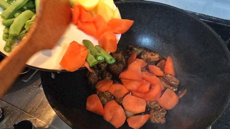 超满足便当（30）,倒入蔬菜们