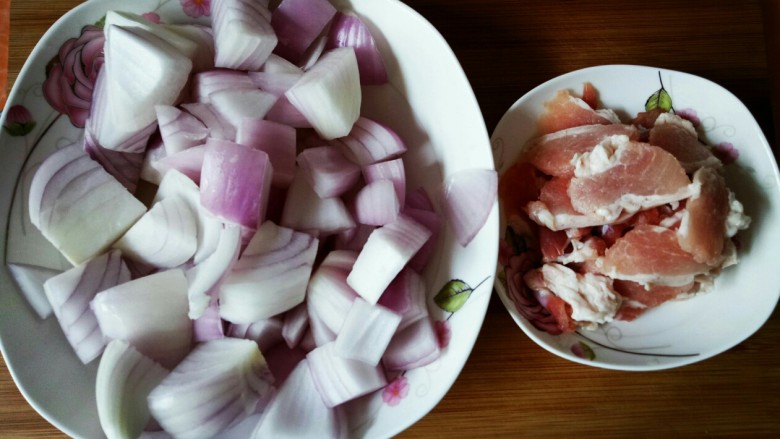 懒人洋葱炒肉,        <a style='color:red;display:inline-block;' href='/shicai/ 29'>洋葱</a>切丁，肉切丁，备用
（这次肉我切的片，喜欢用五花肉）