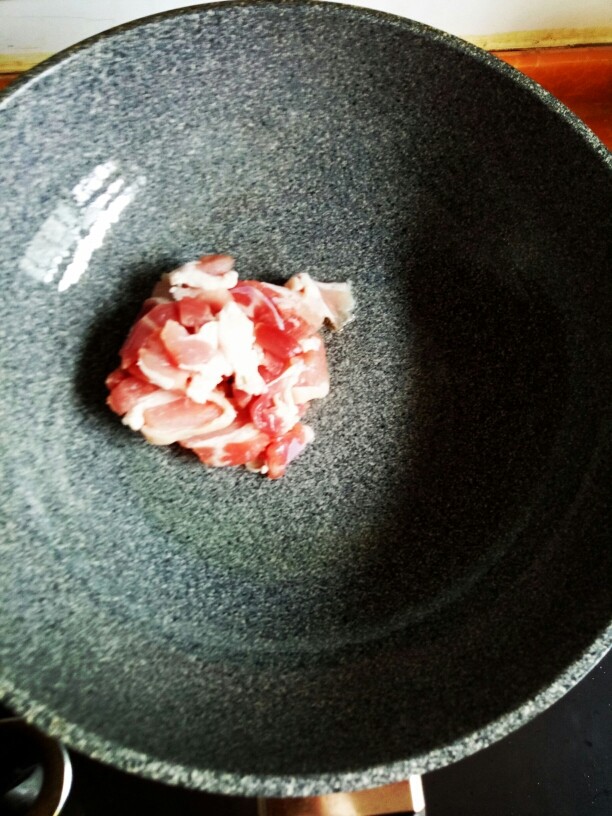 懒人洋葱炒肉,锅热放油，放肉