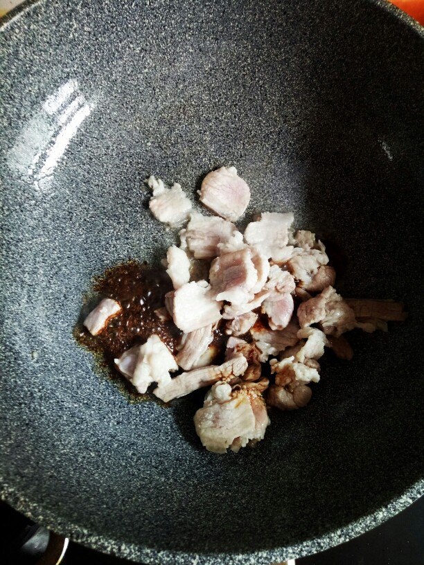 懒人洋葱炒肉,肉炒至发白后，放<a style='color:red;display:inline-block;' href='/shicai/ 788'>生抽</a>，放少许（为了让肉更有味），翻炒几下，放入洋葱丁，继续翻炒几分钟。