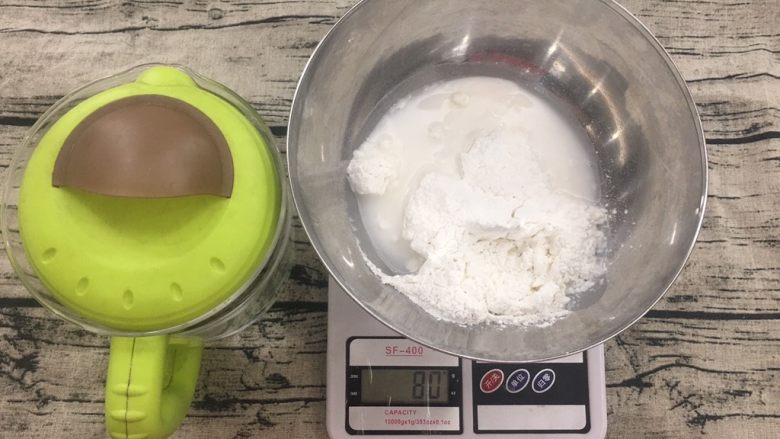 熊猫头桂花糯米丸子,一开始我加了80克水(后来干,加多了15克水)这样做的好处是,怕面粉多水了过于粘。不同糯米粉吸水量还不一样。这里一共是95克水。