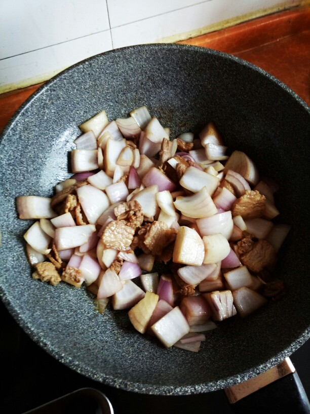 懒人洋葱炒肉,出锅前再放盐（健康吃法），放入洋葱后千万不可炒太久，不然洋葱不脆。