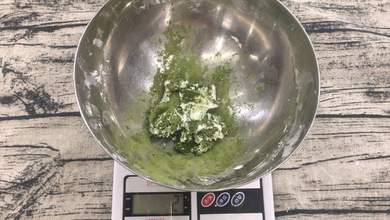 熊猫头桂花糯米丸子,放了2克抹茶,这里你可以加2-3克的水会好混点。