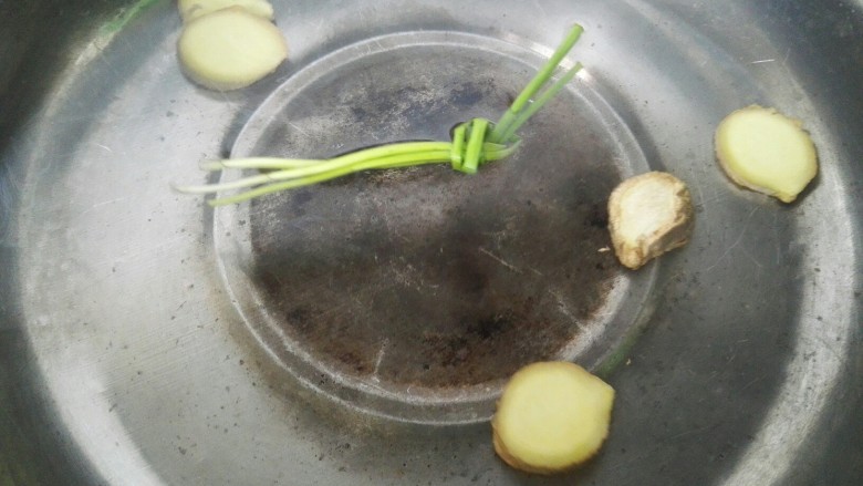 盐水虾,锅内放入姜片,葱结把水烧开