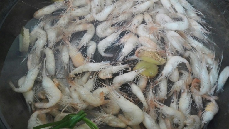 盐水虾,因为现在水质什么不太好,我的做法是等虾出沫子之后把虾洗一下重新入锅,这样吃着比较放心