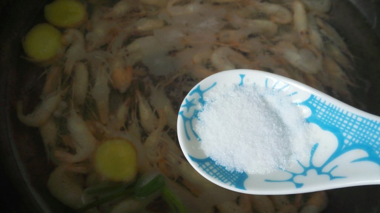 盐水虾,现在开始调味,加入一勺盐