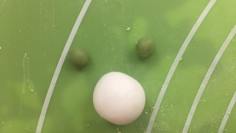 熊猫头桂花糯米丸子,白的大概2厘米的直径大小。其实大小无关紧要的,就是不要太大了,影响口感。绿色的如图。(记住用手指沾点点水把它们粘合起来