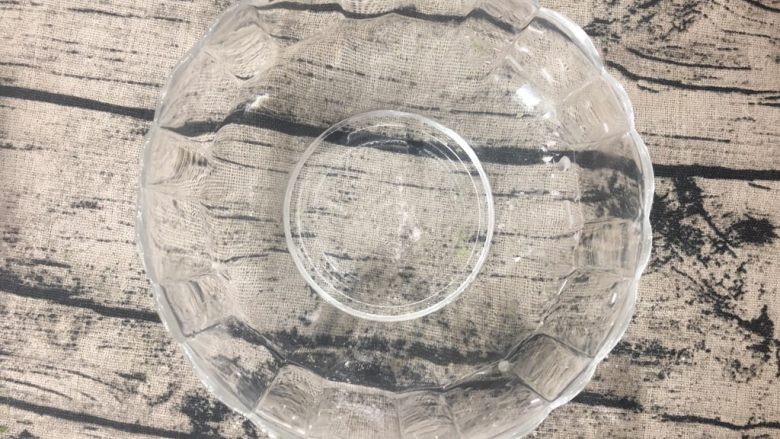 熊猫头桂花糯米丸子,准备一碗水,因为搓面团的时候,面团干了可以用手指沾一点点水再搓圆球。