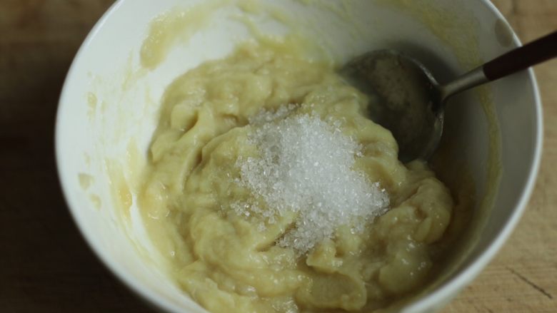 乳酪榴莲土司披萨,加入一勺<a style='color:red;display:inline-block;' href='/shicai/ 3729'>白糖</a>,搅拌均匀
