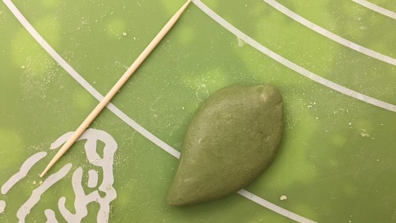 熊猫头桂花糯米丸子,多出来的绿色团,可以做你喜欢的图案,用牙签来画