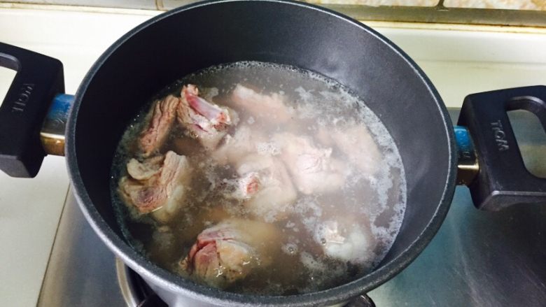 木耳烧排骨,水烧开后,放入排骨汆水