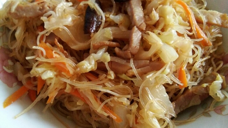 爆炒小粉丝,加少量<a style='color:red;display:inline-block;' href='/shicai/ 717'>味精</a>出锅即可!