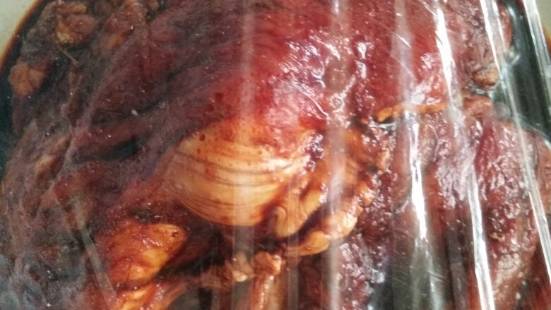 烤羊排,盖上保鲜膜，入冰箱冷藏，我冷藏三个小时，入味。取出三部曲一是均匀裹面粉，裹<a style='color:red;display:inline-block;' href='/shicai/ 59311'>鸡蛋液</a>，裹<a style='color:red;display:inline-block;' href='/shicai/ 588'>面包糠</a>。烤箱预热十分钟后，200度20分钟。